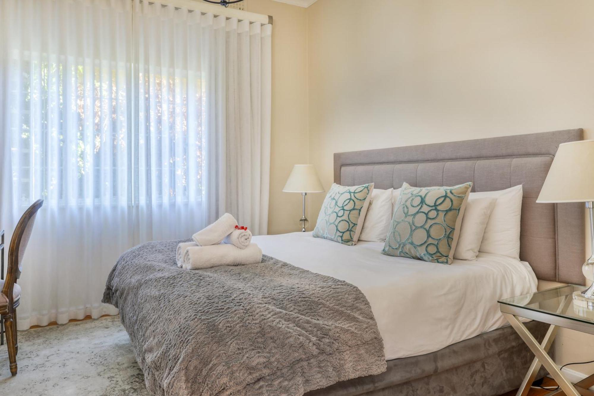Backup Powered Table Mountain Family Retreat Villa *